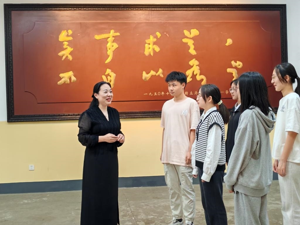 湖南第一師范學(xué)院思政課教師正在為學(xué)生講述紅色校史。（受訪者供圖）