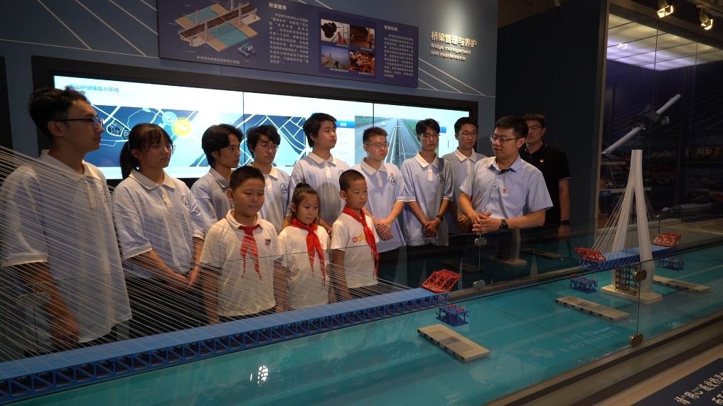 哈爾濱工業(yè)大學(xué)交通學(xué)院教師李順龍在中國橋梁博物館進行課程思政與橋梁科普。新華社發(fā)（張潤 攝）