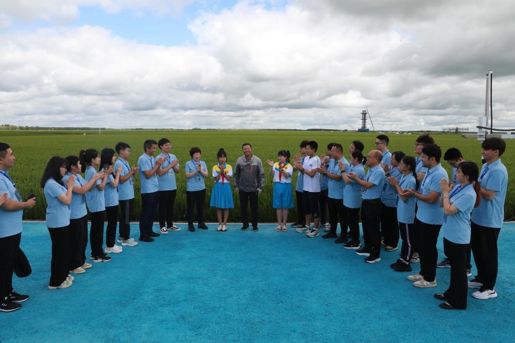 哈爾濱工業(yè)大學(xué)邀請農(nóng)業(yè)專家周德華為學(xué)生講授水稻種植的故事。新華社發(fā)