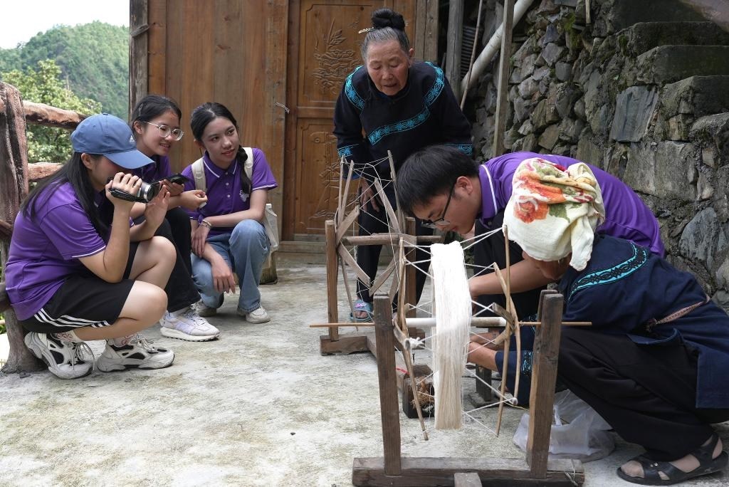 南開大學(xué)師生在貴州省雷山縣南猛村了解鄉(xiāng)村振興成就。（受訪者供圖）