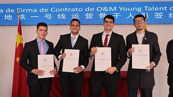 當(dāng)?shù)貢r(shí)間9月13日，40名哥倫比亞青年與中企承建運(yùn)營(yíng)的波哥大地鐵一號(hào)線項(xiàng)目簽約，不久將前往中國(guó)進(jìn)行為期15個(gè)月的專業(yè)地鐵知識(shí)培訓(xùn)。圖為部分學(xué)員在簽約儀式上展示所簽的協(xié)議。 波哥大地鐵一號(hào)線項(xiàng)目供圖