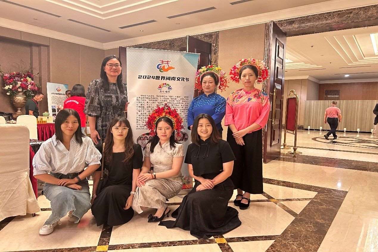 阿拉扎大學(xué)孔子學(xué)院老師和簪花圍傳承人合影。阿拉扎大學(xué)孔子學(xué)院供圖