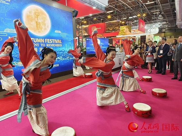 “你好！中國”展臺(tái)開幕式上的中國傳統(tǒng)舞蹈表演。人民網(wǎng)記者 尚凱元攝