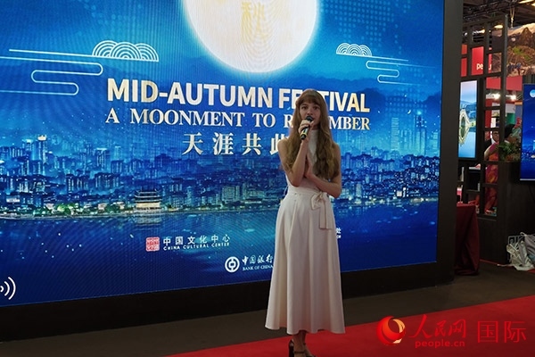 開幕式上，法國女歌手演唱中文歌曲《但愿人長久》。人民網(wǎng)記者 尚凱元攝