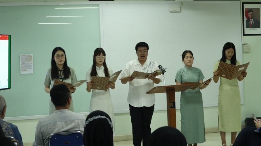 阿拉扎大學(xué)孔子學(xué)院志愿者教師表演詩(shī)朗誦?；顒?dòng)主辦方供圖