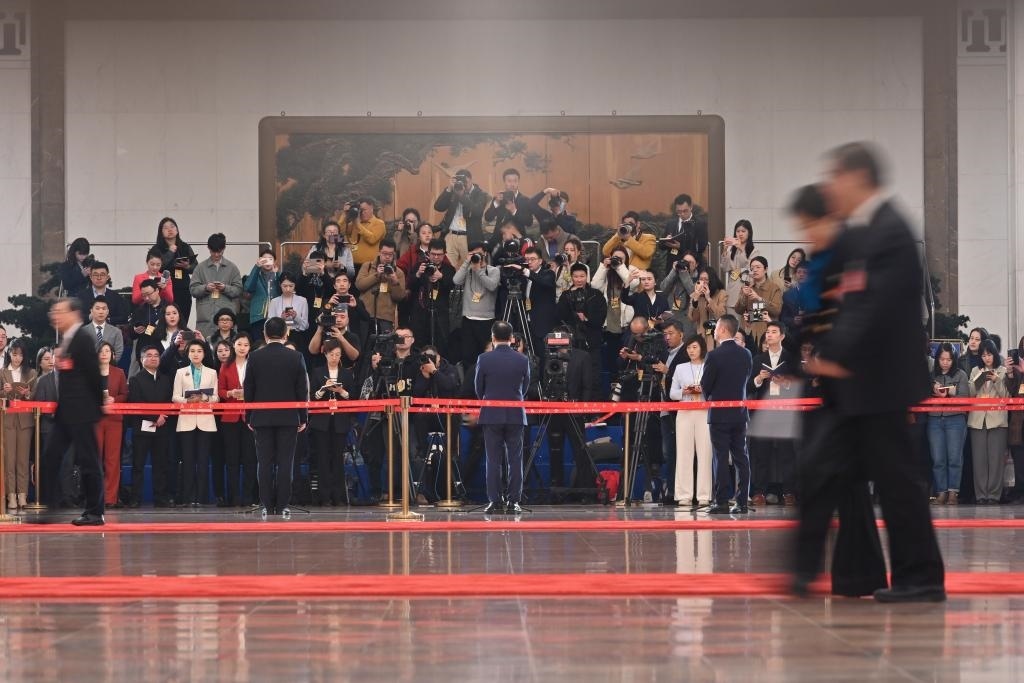 2024年3月10日，全國政協(xié)十四屆二次會議第三場“委員通道”集體采訪活動在北京人民大會堂舉行。新華社記者 宋為偉 攝