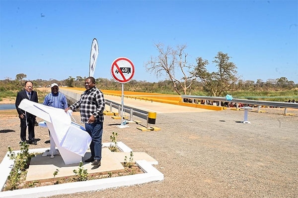 莫桑比克總統(tǒng)菲利佩·雅辛托·紐西（右）出席大橋通車儀式。中國電建供圖
