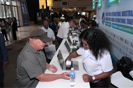 客商現(xiàn)場(chǎng)注冊(cè)參觀展會(huì)。主辦方供圖