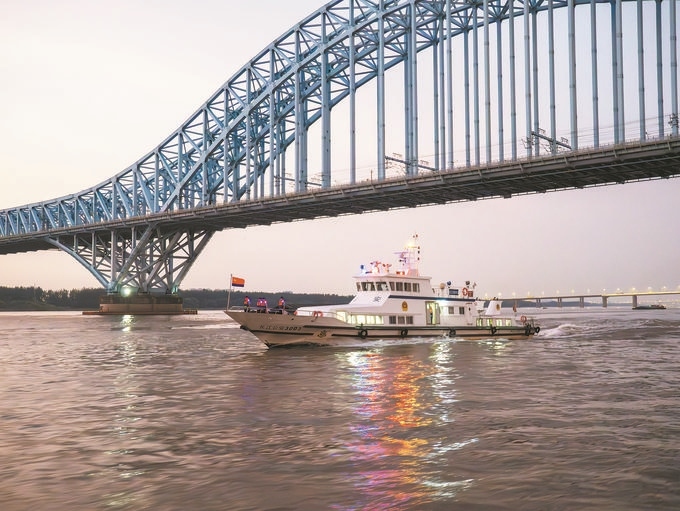 8月12日，長江航運(yùn)公安局南京分局組織民警輔警駕乘警用巡邏船在轄區(qū)水域開展巡邏檢查。江寧攝