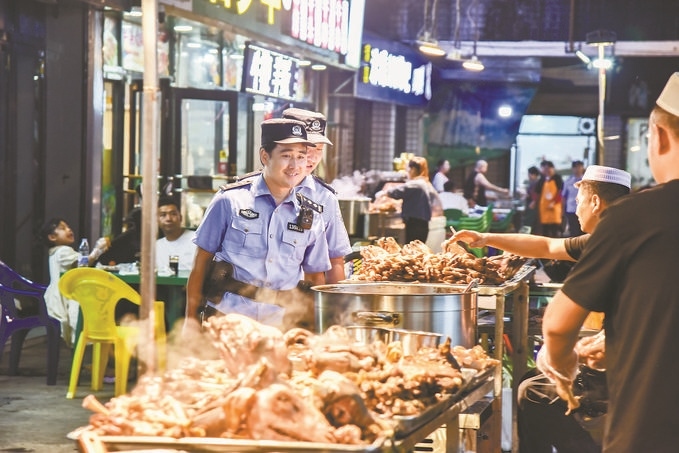 8月9日，甘肅省華亭市公安局組織民警輔警在夜市開展巡邏檢查。張亞強(qiáng)攝