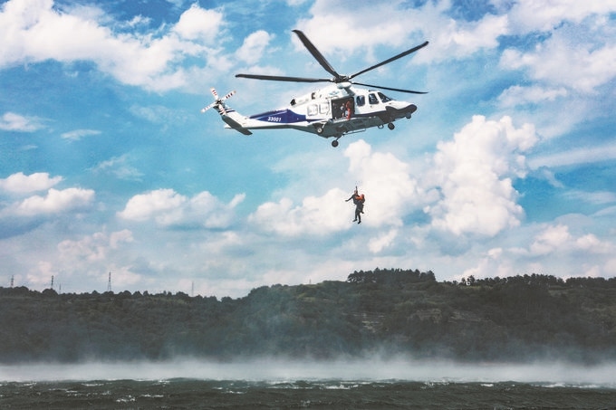 ▼7月17日，浙江省新昌縣公安局聯(lián)合浙江省公安廳警務(wù)航空隊(duì)在長詔水庫水域及周邊開展救援演練。王樟林?jǐn)z