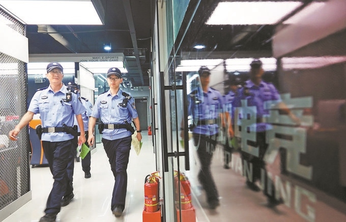 ▲7月6日，山西省新絳縣公安局龍興派出所組織警力對網(wǎng)吧等場所進(jìn)行集中治安檢查。高新生攝