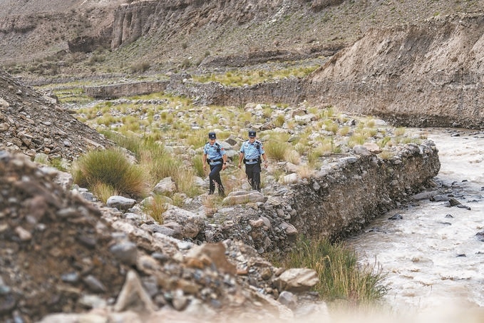 7月19日，新疆邊檢總站克州邊境管理支隊(duì)康蘇邊境檢查站民警輔警來到轄區(qū)烏恰縣康蘇水庫開展巡邏。明懿攝