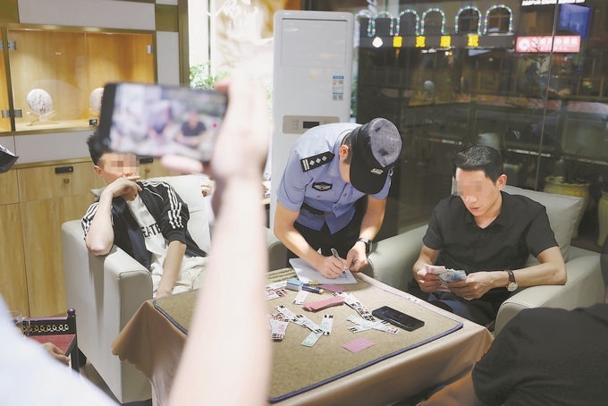 9月7日，云南省昆明市公安機(jī)關(guān)對棋牌室開展檢查。