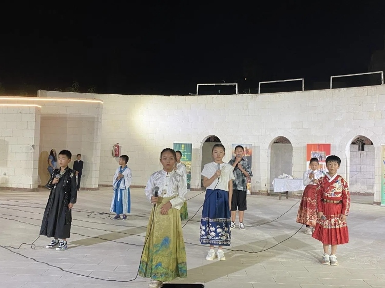 東方藝術文化館小朋友的詩朗誦表演。開羅中國文化中心供圖