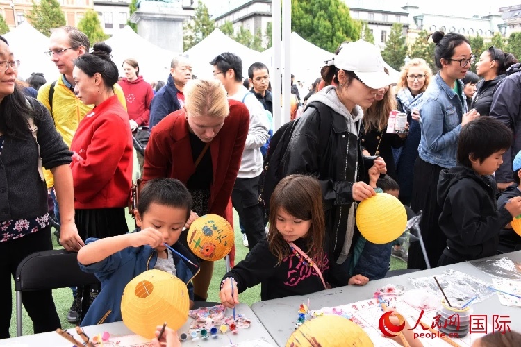 小朋友參加燈籠繪畫體驗(yàn)。人民網(wǎng)記者 殷淼攝