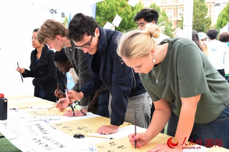 體驗(yàn)中國書法。人民網(wǎng)記者 殷淼攝