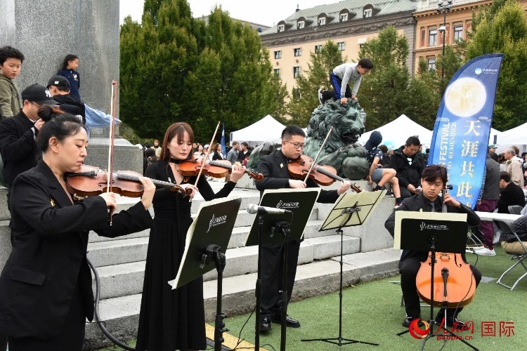 上海愛樂樂團(tuán)“快閃”活動(dòng)一瞥。人民網(wǎng)記者 殷淼攝