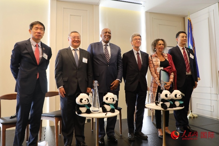 萊索托國王萊齊耶三世、中國常駐聯(lián)合國代表傅聰?shù)燃钨e出席活動。人民網(wǎng)記者 李志偉攝