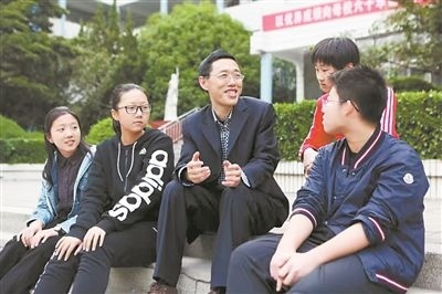 淮北市首批高層次人才儲備金獲得者、淮北市第一中學(xué)教師陳超（左三）在與學(xué)生交談?；幢笔形瞬殴ぷ骶止﹫D