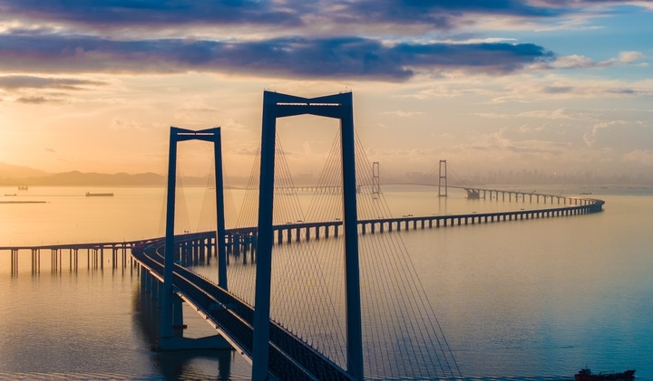 2024年6月27日，沐浴在晨曦中的深中通道（無(wú)人機(jī)照片）。新華社記者毛思倩 攝