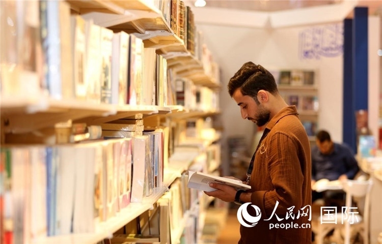 一位民眾在讀書(shū)。人民網(wǎng)中東中心分社奧馬爾·哈利勒攝