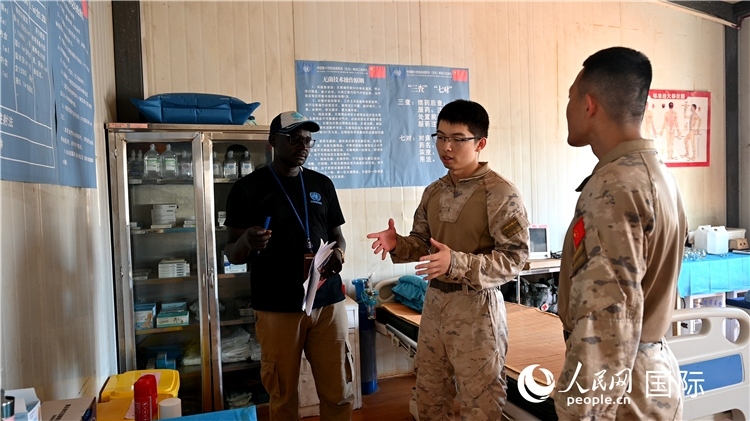 圖4 介紹醫(yī)療設施。孫千攝