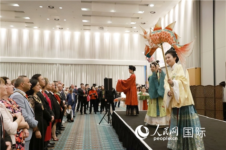 2、留學生表演了漢服展示《絲路霓裳》。邢雪攝