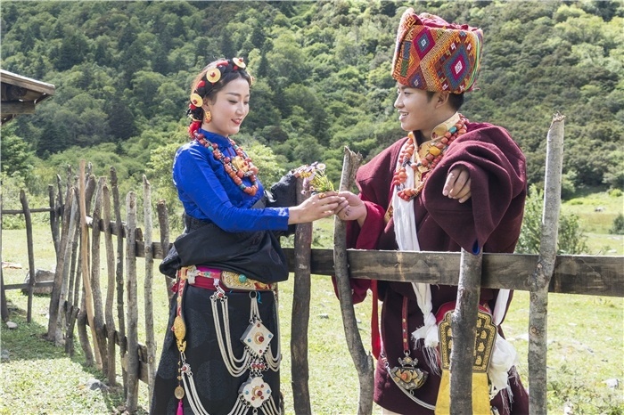 康定情歌（木格措）風景區(qū)中的一對年輕人。林革文攝