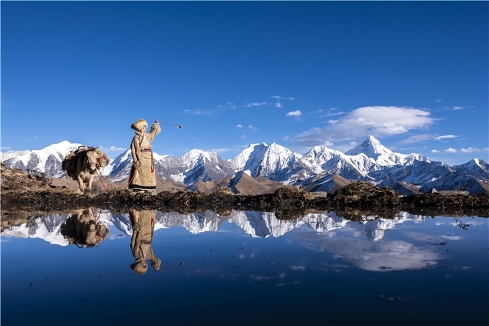 貢嘎山下的放牧人。林革文攝