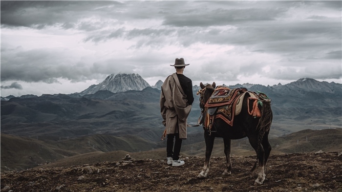 在康定八郎生都星空營地，村里的青年丹真德勒牽馬注視世代生活的家園。八郎村提供
