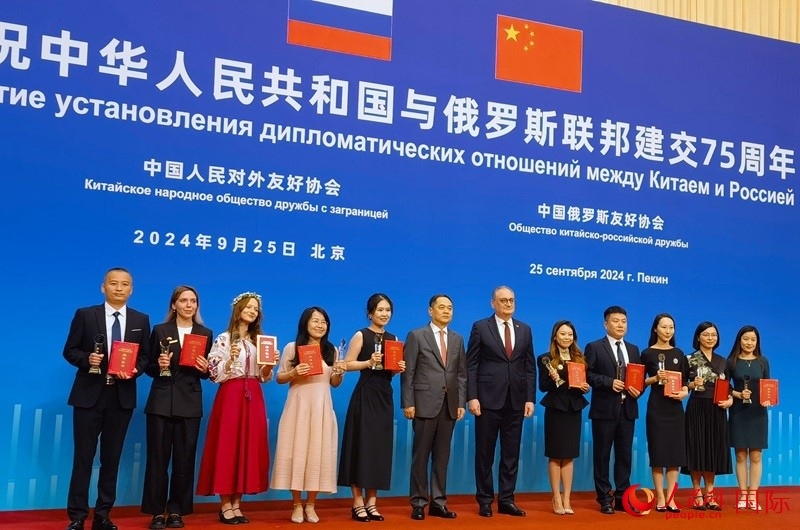 楊萬明會長和莫爾古洛夫大使為10位中俄青年友好微視頻創(chuàng)意大賽獲獎代表頒獎。人民網(wǎng)記者 李明琪攝