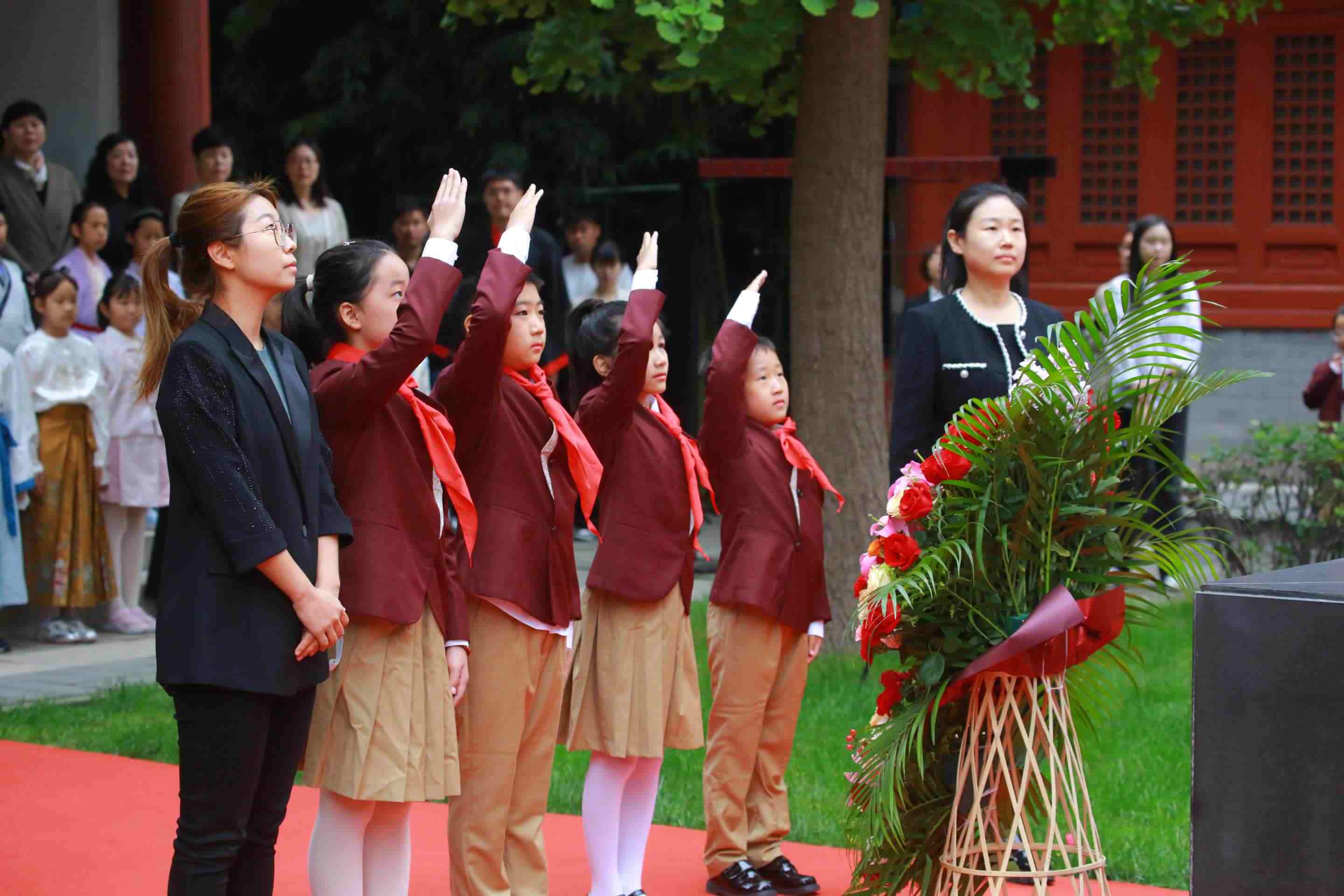 少先隊(duì)員敬獻(xiàn)花籃。校方供圖