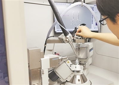 科研人員使用X射線衍射儀研究σ鍵。圖片來源：日本北海道大學