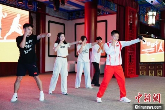 巴黎奧運(yùn)會(huì)拳擊冠軍吳愉現(xiàn)場(chǎng)教學(xué)。上海市港澳辦供圖