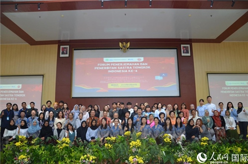 與會(huì)嘉賓與阿拉扎大學(xué)師生合影。人民網(wǎng)記者 李培松攝