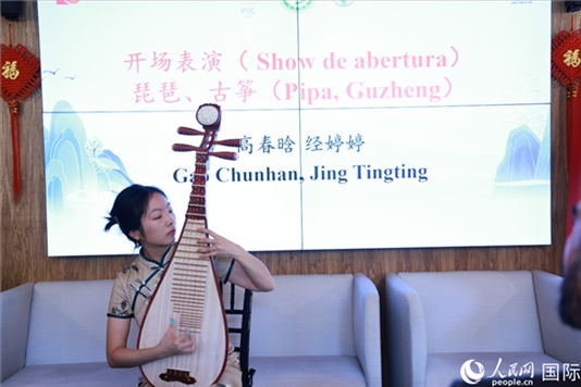 孔子學(xué)院教師在活動(dòng)現(xiàn)場彈奏琵琶。人民網(wǎng)記者 陳海琪攝