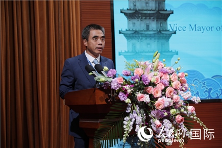 泉州市人民政府副市長(zhǎng)姚飛在“走進(jìn)中華文明——海絲印記 世遺泉州”主題人文交流活動(dòng)中致辭。人民網(wǎng) 王婧攝