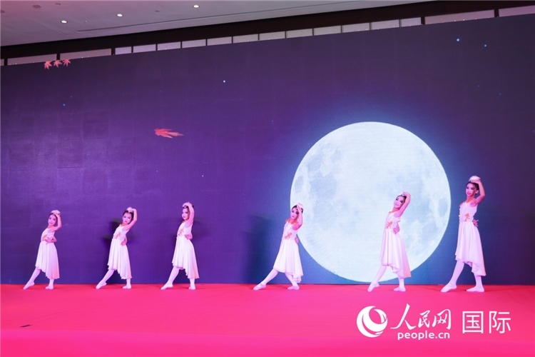 中國青少年歌舞表演。人民網(wǎng)記者任皓宇攝