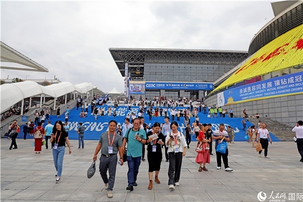 第二十一屆東博會(huì)展館外，參觀(guān)者步行離場(chǎng)。人民網(wǎng)記者趙益普攝