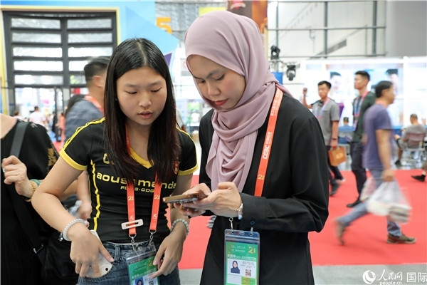 東博會(huì)現(xiàn)場(chǎng)，馬來(lái)西亞展商在同中方工作人員交談。人民網(wǎng)記者 趙益普攝