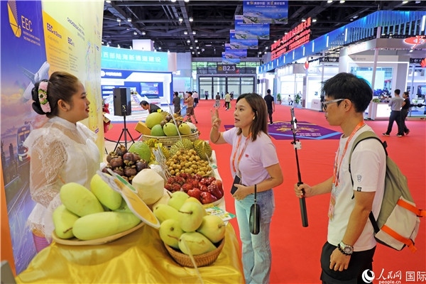 在東博會(huì)泰國(guó)展區(qū)，參觀(guān)者在向泰方工作人員了解泰國(guó)水果情況。人民網(wǎng)記者趙益普攝