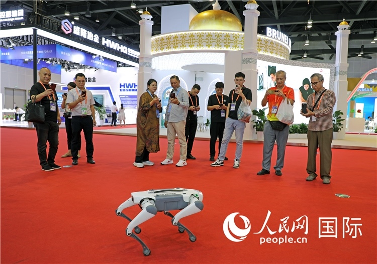 東博會上，觀眾正在參觀一只機器狗。綠色能源、新能源汽車、綠色農(nóng)產(chǎn)品等成為本屆東博會觀眾關(guān)注的焦點。人民網(wǎng)記者 趙益普攝