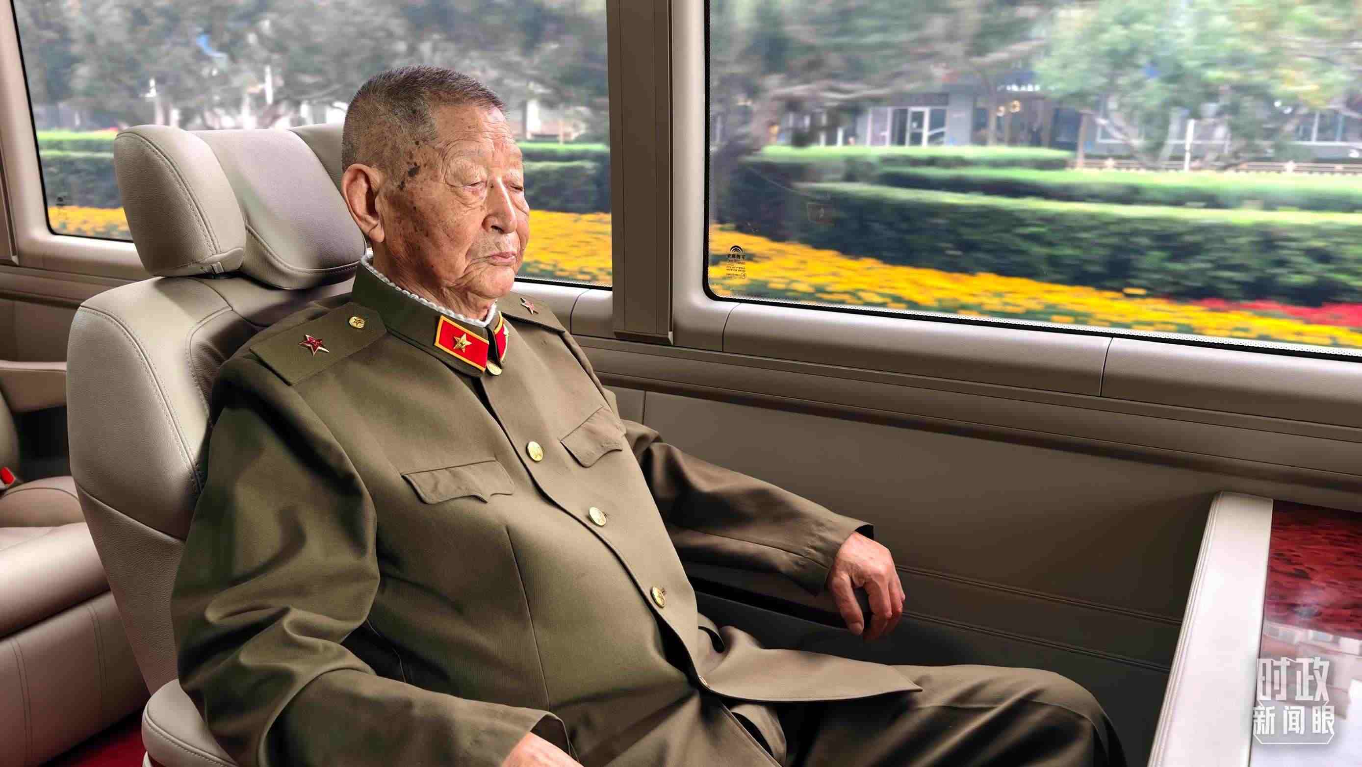 “共和國勛章”獲得者黃宗德乘坐禮賓車前往人民大會堂。（總臺央視記者胡瑋拍攝）