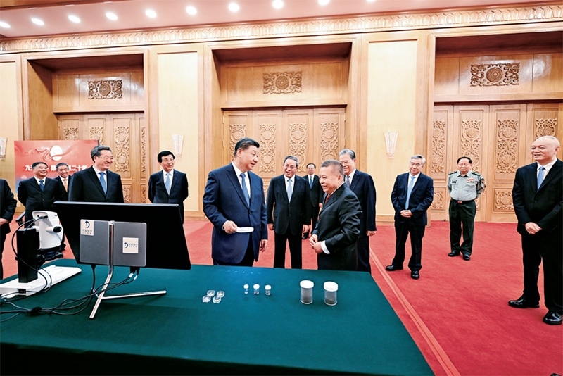 2024年9月23日，黨和國(guó)家領(lǐng)導(dǎo)人習(xí)近平、李強(qiáng)、趙樂(lè)際、王滬寧、蔡奇、丁薛祥、李希等在人民大會(huì)堂接見(jiàn)探月工程嫦娥六號(hào)任務(wù)參研參試人員代表并參觀月球樣品和探月工程成果展覽。這是習(xí)近平等參觀月球樣品和探月工程成果展覽。 新華社記者 謝環(huán)馳/攝