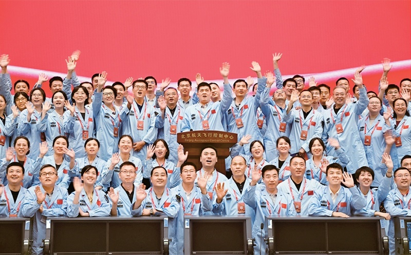 嫦娥六號完成了人類歷史上首次月球背面采樣，突破了多項關(guān)鍵技術(shù)，是我國建設(shè)航天強國、科技強國取得的又一標志性成果，是我國探月工程的重要里程碑。圖為2024年6月25日，嫦娥六號任務(wù)圓滿成功后，工作人員在北京航天飛行控制中心合影。 新華社記者 金良快/攝