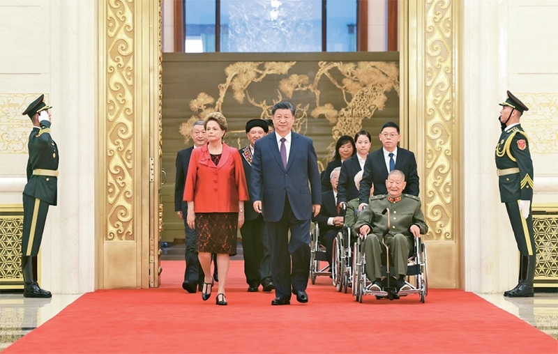 2024年9月29日，中華人民共和國(guó)國(guó)家勛章和國(guó)家榮譽(yù)稱號(hào)頒授儀式在北京人民大會(huì)堂金色大廳隆重舉行。中共中央總書(shū)記、國(guó)家主席、中央軍委主席習(xí)近平同國(guó)家勛章和國(guó)家榮譽(yù)稱號(hào)獲得者一同步入會(huì)場(chǎng)。 新華社記者 王曄/攝