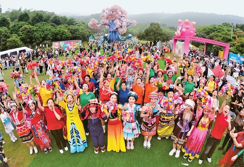 自2014年起，廣西持續(xù)舉辦“廣西三月三·八桂嘉年華”活動，各地民族民俗活動次第登臺，精彩紛呈，這個傳統(tǒng)民族節(jié)慶已演變?yōu)楦髯迦嗣窆蚕砉矘返墓?jié)日盛會和知名文化旅游品牌。圖為2024年4月11日在南寧市拍攝的活動主會場。 新華社記者 周華/攝