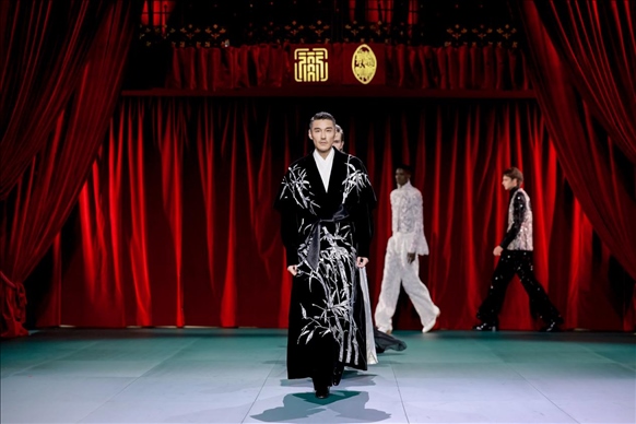 9月28日，模特在法國巴黎舉行的“2024巴黎·恭王府服飾秀”上展示服裝（主辦方供圖）