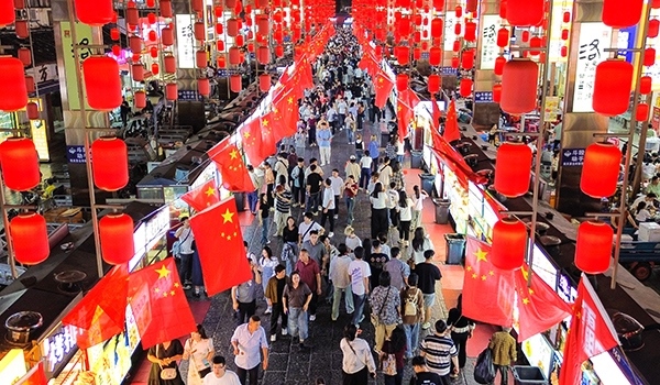 國慶臨近，河南省洛陽市老城歷史文化街區(qū)裝扮一新，國旗招展，處處洋溢著濃厚的國慶節(jié)日氛圍。來源：人民圖片網(wǎng)